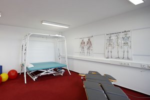 Raum für Physiotherapie mit Massageliege.