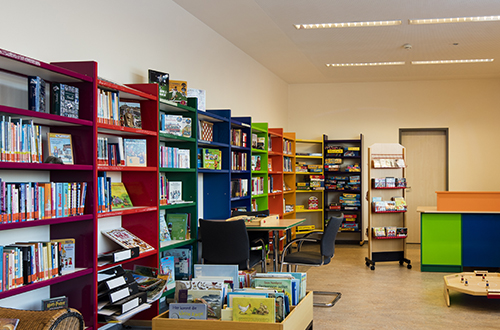 Regale der Bücherei im HPZ St. Laurentius.