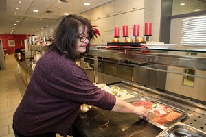 Eine Frau am Frühstücksbüffet.