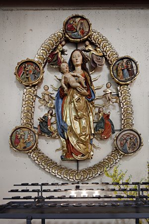 Seitenaltar mit der Mutter Gottes in der Kirche St. Laurentius in Warburg.