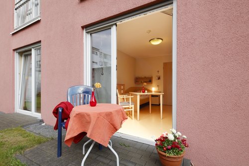 Ein Schlafzimmer mit Terrasse 