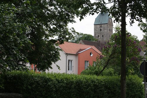 Unser Haus und im Hintergrund die Kirche.