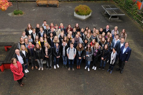 Auf den Bild sind Schülerinnen und Schüler des Gymnasiums Rietberg abgebildet.