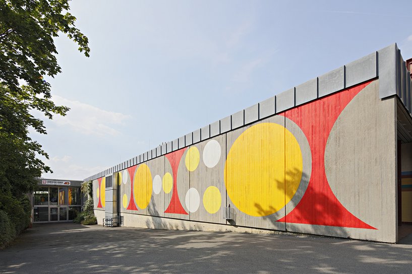 Außenaufnahme der St. Laurentius Schule; die Wände sind mit bunten Farben bemalt.