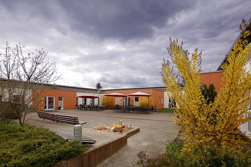 Ein Blick auf den Innenhof und das Haus Philipp Neri.