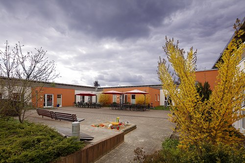 Ein Blick auf den Innenhof und das Haus Philipp Neri.