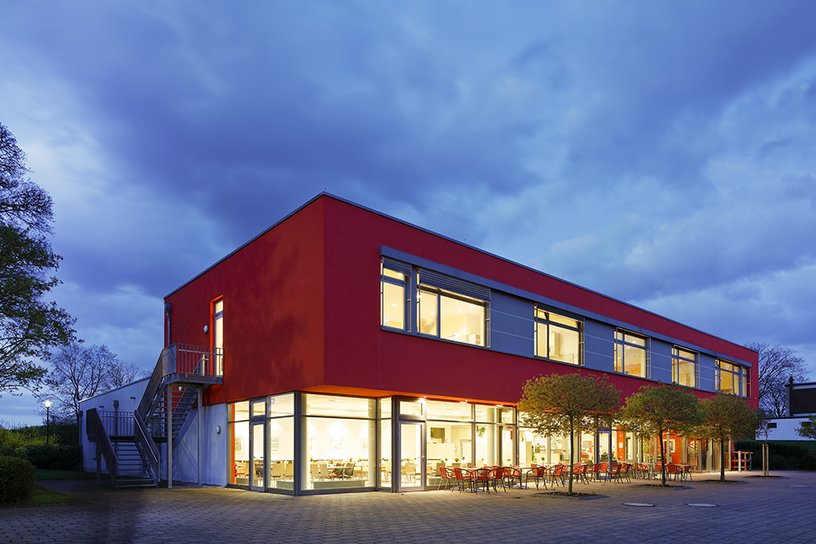 Außenaufnahme des Bildungs- und Begegnungszentrum Haus Bethlehem im Dämmerlicht.