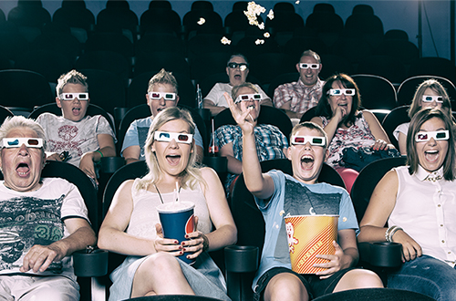 Menschen mit 3D-Brillen im Kino.