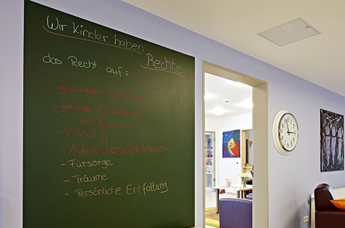 Eine Schultafel auf der Kinderrechte notiert sind.